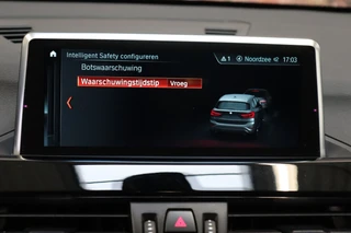 BMW X1 sDrive20i High Executive xLine Automaat  / Navigatiesysteem Plus / Trekhaak / Achteruitrijcamera / Leder / Head-Up Display / 18 Inch / 18 Inch / Stoelverwarming / Extra Getint Glas / Lichtpakket / 30