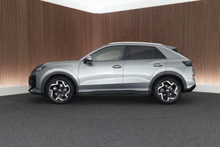 Volkswagen T-Roc 1.5 eTsi 150pk DSG R-Line First Edition Trekhaak Camera Keyless Stoelverwarming Virtual Cockpit Carplay / 7