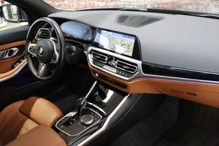 BMW 3 Serie Sedan 318i High Executive Luxury Line Automaat  / Live Cockpit Professional / Trekhaak / Stoelverwarming voor+achter / Achteruitrijcamera / Harman Kardon / Stuurverwarming / LED / Ambiance Verlichting / DAB / Sportstoelen / 19