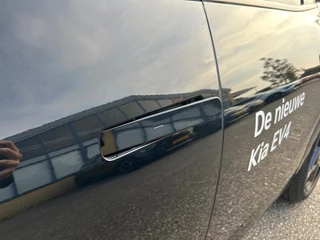 Kia EV4 Hatchback GT-PlusLine 81.4 kWh | Schuif/kanteldak | Lederen bekleding | 360 Graden camera | Head up display | Elektrische achterklep | Elektrische stoel verstelling met geheugen | Stoel verwarming + ventilatie voor | Dodehoek camera | Draadloze oplader / 37