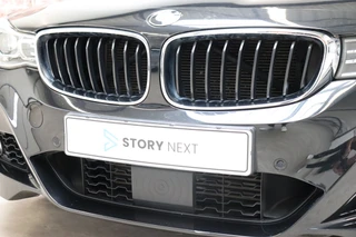 BMW 3 Serie Gran Turismo 335i xDrive High Executive M Sport Pakket Automaat  / Navigatiesysteem Professional / Panoramadak / Trekhaak / Leder / Innovatiepakket / 18 Inch / Shadow Line / Active Cruise Control met Stop en Go-functie / Stoelverwarming / Climate Control / Xenon / Extra Getint Glas / 11
