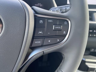 Lexus UX 300h Ultimate Edition DIRECT LEVERBAAR EL-ACHTERKLEP STUURVERW STOELVERW GROOT-SCHERM BLIND-SPOT / 32