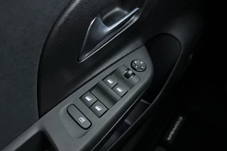 Opel Corsa 1.2 Turbo 145pk Automaat Hybrid Ultimate | DEMO | Tot 8 jaar garantie | Navigatie | Climate control | Stoelverwarming | Keyless Entry | Camera | Parkeersensoren | Alcantara bekleding | Zwart dak | 17" Lichtmetalen velgen / 19