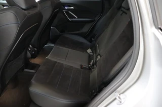 BMW X1 sDrive20i Executive M Sport Pakket Automaat  / Live Cockpit Professional / Shadow Line / Comfort Access / Head-Up Display / Adaptieve LED / 18 Inch / Parking Assistant Plus / Innovation Pack / Elektrisch Verstelbare Voorstoelen / Extra Getint Glas / 18