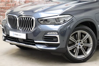 BMW X5 xDrive45e High Executive xLine Automaat  / Panoramadak / SOH 82% / Live Cockpit Professional / Trekhaak / Luchtvering / Stoelventilatie / Personal CoPilot Pack /  Comfortstoelen / Nappa Leder / Harman Kardon / Stoelverwarming / Head-Up Display / Active Steering / Individual Dashboard Leder / 2
