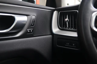 Volvo XC60 T6 Recharge AWD Plus Dark | Stoelverwarming | Trekhaak |  Parkeercamera | Panoramadak  | Longe Range | Pilot Assist | BLIS | Leder | Glossy Black | Keyless / 32