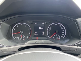 Volkswagen T-Roc 1.0 TSI Style 116 pk  | adaptieve cruise control | navigatie | parkeersensoren | all season banden | climate control / 33