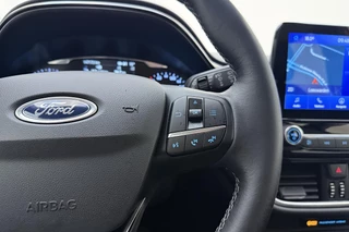 Ford Fiesta 1.0 EcoBoost Titanium | Trekhaak | Navigatie | Camera | Parkeersensoren voor en achter | Climate control | Lichtmetalen velgen / 22