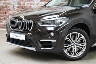BMW X1 sDrive20i High Executive xLine Automaat  / Navigatiesysteem Plus / Trekhaak / Achteruitrijcamera / Leder / Head-Up Display / 18 Inch / 18 Inch / Stoelverwarming / Extra Getint Glas / Lichtpakket / 2