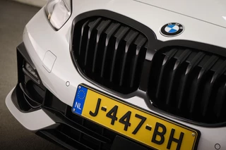 BMW 1-serie 118i Executive Edition | HALF LEDER | DAB | APPLE | DRAADLOZE LADER | CAMERA | 17" / 14