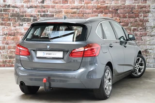 BMW 2 Series Active Tourer 218i Executive Automaat  / Trekhaak / Parkeersensoren / Stoelverwarming / Navigatie / Cruise Control / Bluetooth / Climate Control / LED / Sportstoelen / Multifunctioneel Stuurwiel / 17 Inch / 5