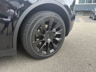 Tesla Model Y Long Range AWD 75 kWh / 11