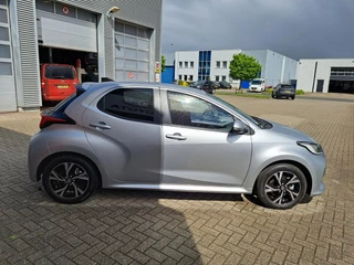 Toyota Yaris 1.5 Hybrid 115 DYNAMIC STOEL/STUURVERW BLIND SPOT PARK-SENSOREN NAVI 16'' LM-VELGEN KEYLESS CAMERA APPLE/ANDROID AD-CRUISE CLIMA LED / 4