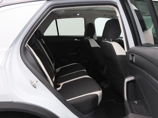 Volkswagen T-Roc 1.5 TSi Sport 150 Pk | Trekhaak | Adaptive Cruise | Camera | CarPlay | Panorama dak | 17 Inch | 159.197 Km !! / 36