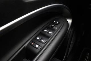 Jeep Avenger Altitude 54 kWh | Adaptive Cruise control | Climate control | Camera | 18" Lichtmetalen velgen | Getint glas | Keyless | Bluetooth | Draadloze telefoonlader / 22