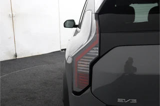 Kia EV3 Plus 81.4 kWh  - SOH 98,8% - Stoel/stuurwiel verwarming - Adaptieve Cruisecontrole - LED lampen - V2L - Fabrieksgarantie tot en met 03-2032 / 45