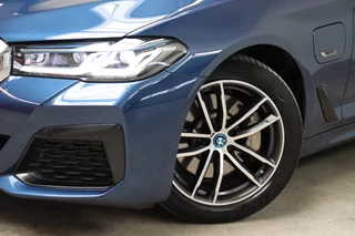 BMW 5 Serie Touring 530e High Executive M Sport Pakket Automaat  / Live Cockpit Professional / SOH 87% / Panoramadak / Trekhaak / Driving Assistant Professional / Comfortstoelen / Laserlight / Head-Up Display / Adaptief Onderstel / DAB / Parking Assistant / Hifi / 9