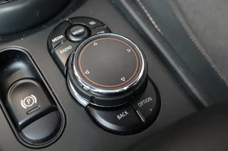 MINI Clubman Cooper Serious Business / Navigatiesysteem Professional / Panoramadak / Harman Kardon / Climate Control / 17 Inch / LED-koplampen / Parkeersensoren / Cruise Control / Lichtpakket / 22