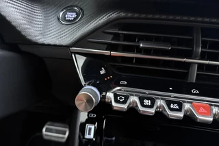 Peugeot 208 1.2 Hybrid 145 e-DCS6 GT | Stoelverwarming | Cruise control | Apple carplay/Android auto | Elek. verstelbare stoelen | Achteruitrijcamera | Kunstlederen/Alcantara bekleding | Massagefunctie | Stuurbediening / 31