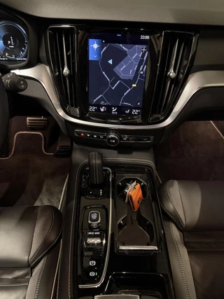 Volvo V60 2.0 T6 Recharge AWD R-Design Pano Leer Camera NAP / 41