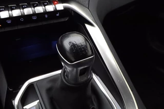 Peugeot 3008 1.2 PureTech Crossway 130 PK | Navigatie | Camera | Climate contro| Keyless | Lichtmetalen velgen | Extra getint glas | Cruise control / 29