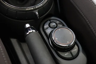 MINI Cooper Hatchback Chili Business 3 deurs  / Navigatiesysteem Professional / Panoramadak / LED / Climate Control / Parkeersensoren / Sportstoelen / Cruise Control / Bluetooth / 17 Inch / Chrome Line / Lichtpakket / Extra Getint Glas / 21