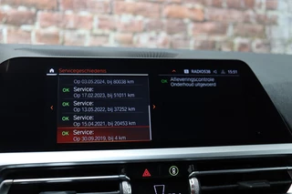 BMW 3 Serie Sedan 320i Executive Sport Line Automaat  / Live Cockpit Professional / M Sportstuurwiel / Shadow Line / 19 Inch / Climate Control / Sportstoelen / Bluetooth / Neerklapbare Achterbank / LED / Parkeersensoren voor+achter / 25