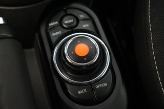 MINI Cooper Hatchback Pepper Business Automaat 3 deurs  / Navigatiesysteem / Cruise Control / Achteruitrijcamera / Comfort Access / Bluetooth / Climate Control / Lichtpakket / Parkeersensoren  / 16 Inch / Chrome Line / 22