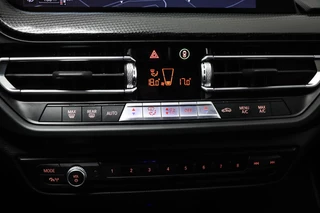 BMW 1-serie 118i Executive Edition | HALF LEDER | DAB | APPLE | DRAADLOZE LADER | CAMERA | 17" / 37