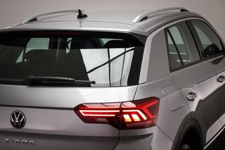 Volkswagen T-Roc 1.5 TSI Style | IQ LIGHT | STOELVERWARMING | CLIMA | APP CONNECT | DAB | PDC / 23