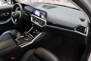 BMW 3 Serie Sedan 320i Executive Sport Line Automaat  / Live Cockpit Professional / M Sportstuurwiel / Shadow Line / 19 Inch / Climate Control / Sportstoelen / Bluetooth / Neerklapbare Achterbank / LED / Parkeersensoren voor+achter / 19