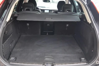 Volvo XC60 T6 Recharge AWD Plus Dark | Stoelverwarming | Trekhaak |  Parkeercamera | Panoramadak  | Longe Range | Pilot Assist | BLIS | Leder | Glossy Black | Keyless / 17