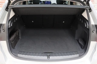 BMW X1 sDrive20i Executive Automaat  / Navigatiesyteem / Panoramadak / Achteruitrijcamera / DAB / Extra Getint Glas / 17 Inch / Dakdraagsysteem / Travelpack / DAB / Sportstoelen / Parkeersensoren voor+achter / 37