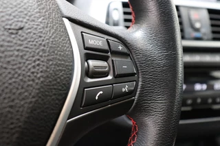 BMW 1 Series 118i Executive Sport Line Automaat 5 deurs / Navigatie Professional / LED / Trekhaak / Climate Control / 17 Inch / Bluetooth / Sportstoelen / Parkeersensoren / Lichtpakket / Cruise Control / Stoelverwarming / Neerklapbare Achterbank / 35