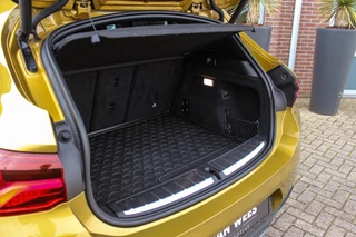 BMW X2 sDrive18i High Executive M-sport | 2e eigenaar | Driving Assistant | Panoramadak | 19 inch | Keyless entry | Head-up | Shadow line | HiFi audio | Stoelverwarming | Alcantara / 32