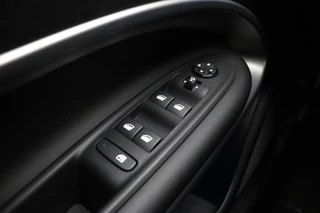 Jeep Avenger Avenger 54 kWh | Navigatie | LED projector koplampen | Elektrische achterklep | 18'' lichtmetalen velgen | Camera | Stoelverwarming | Snel leverbaar! / 21