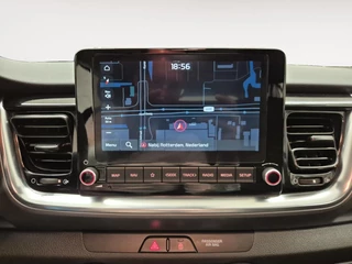 Kia Stonic 1.0 T-GDi MHEV DynamicLine | Cruise Control | Climate Control | Navigatie | Camera | LM Velgen | / 18