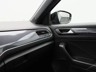 Volkswagen T-Roc 1.5 TSi 150 Pk Automaat R line | Black Style | Trekhaak | Stoelverwarming | Panorama dak | Camera | Adaptive Cruise | Climatronic | Carplay | 19 Inch | 58.509 Km !! / 35
