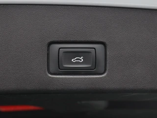 Audi Q4 e-tron 40 Launch edition S Competition 77 kWh 204 Pk | Stoelverwarming | Panorama dak | Adaptive Cruise | Matrix LED | Camera | CarPlay | 21 inch | 93.167 Km !! / 20