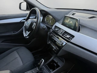 BMW X1 SDrive18i Executive achteruitrijcamera, extra getint glas, electr bedienbare achterklep, parelmoer wit / 5