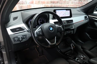 BMW X1 sDrive20i High Executive xLine Automaat  / Navigatiesysteem Plus / Trekhaak / Achteruitrijcamera / Leder / Head-Up Display / 19 Inch / Adaptieve LED-koplampen / Hifi / Sportstoelen / DAB / Stoelverwarming / Extra Getint Glas / Lichtpakket / 13