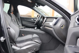 Volvo XC60 T6 Recharge AWD R-Design | Stoelverwarming | Parkeercamera | Panoramadak | Memorystoel | Keyless / 21