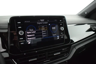 Volkswagen T-Roc 1.5 TSI 150pk DSG R-Line Business+ Black Style Trekhaak Camera IQ.Light Panoramadak Virtual Cockpit Navigatie / 30