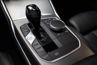 BMW 3 Serie Sedan 330i High Executive M Sport Pakket Automaat  / Live Cockpit Professional / Schuif-/kanteldak / M Sportremsysteem / Leder / Shadow Line / 19 Inch / Extra Getint Glas / Stoelverwarming / Climate Control / Parkeersensoren voor+achter / Stuurwiel Verwambaar / Hifi / 22