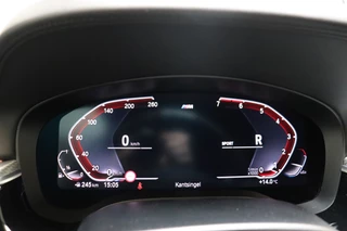 BMW 5 Series Touring 520i High Executive M Sport Pakket Automaat  / Live Cockpit Professional / Driving Assistant / Head-Up Display / Comfortstoelen / Achteruitrijcamera /  19 Inch / Exklusivleder 'Nappa' / DAB / Stoelverwarming / Hifi / Extra Getint Glas / Ambiance Verlichting / 28