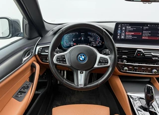 BMW 5-serie Touring 530e Executive M-SPORT - LEER - ACC - STOELVERWARMING / 17