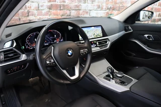 BMW 3 Serie Sedan 320i Executive Edition Automaat  / Trekhaak / Live Cockpit Professional / Cruise Control / Parkeersensoren / Neerklapbare Achterbank / Apple Carplay / Sportstuur / 13