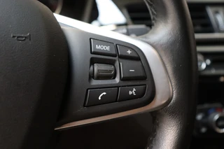 BMW X1 sDrive20i High Executive xLine Automaat  / Navigatiesysteem Plus / Trekhaak / Achteruitrijcamera / Leder / Head-Up Display / 18 Inch / 18 Inch / Stoelverwarming / Extra Getint Glas / Lichtpakket / 35
