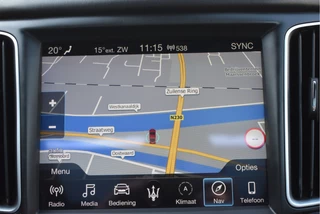 Maserati Levante 3.0 V6 AWD GranLusso 350 pk Facelift Driver ass.Pack 1 | Open dak | Harman/Kardon | Camera | Luchtvering | Carplay | Keyless | DAB | Full LED | 20" / 64