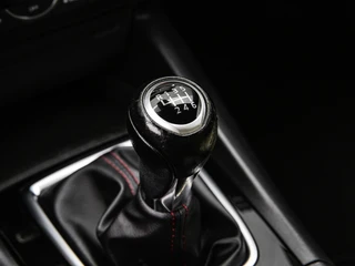 Mazda 3 2.0 GT-M | Leder | Xenon | Keyless | Head-up display | Bose | Trekhaak | PDC v+a | Stoelverwarming / 29